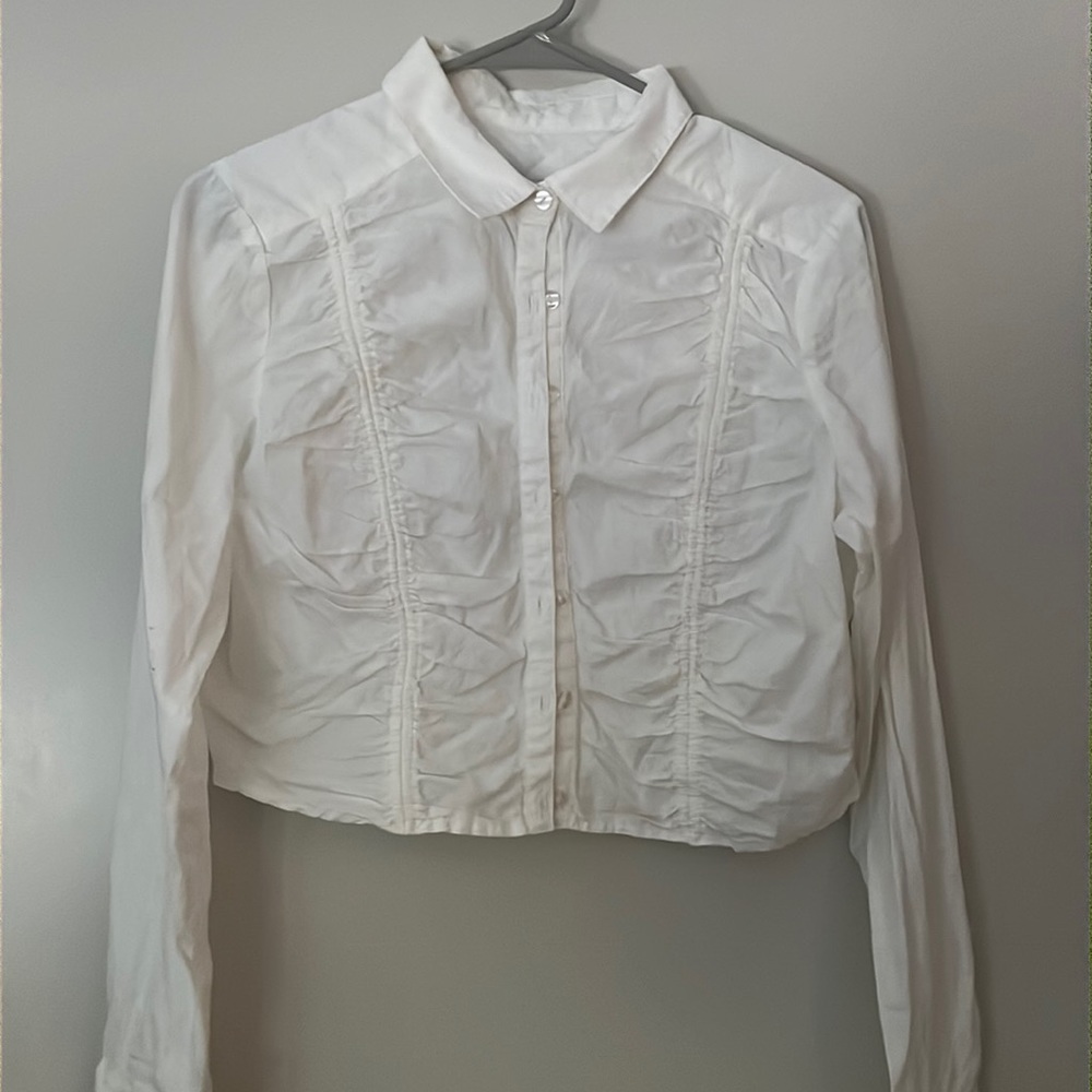White collared, ruched, crop button down blouse